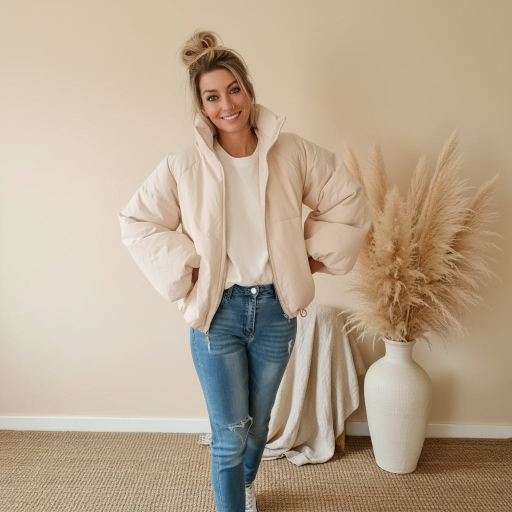 Oversize Damen Ballonjacke Creme, offene Frontansicht mit voluminösen Ärmeln