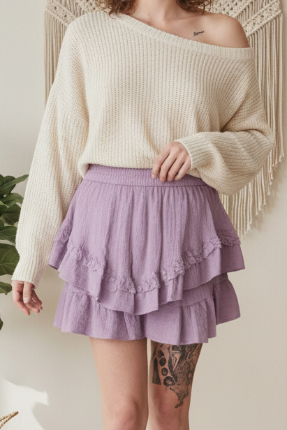 Flieder Hosenrock mit Rüschen – Styling mit cremefarbenem Pullover, Boho Look