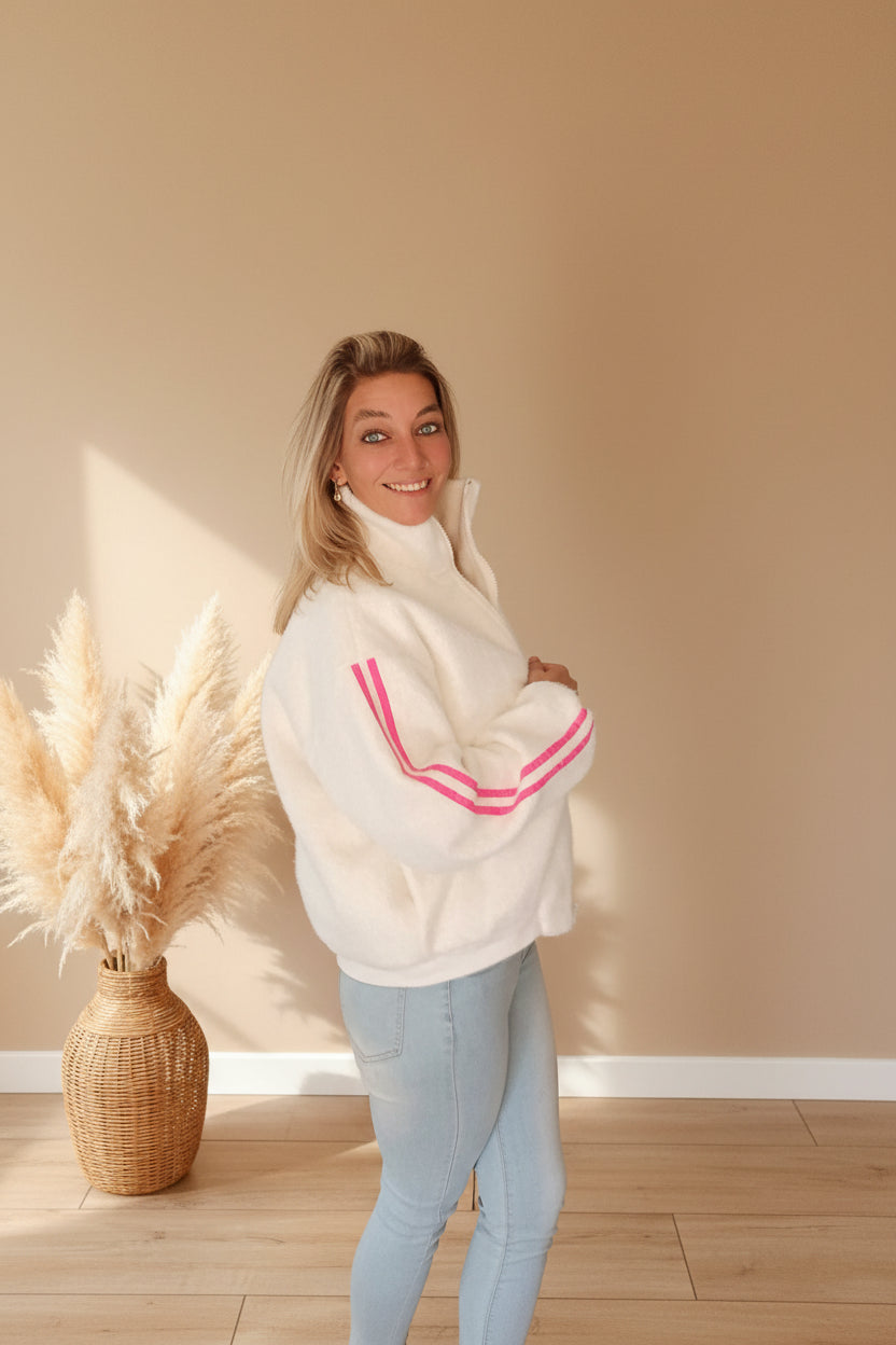 Damen Jacke weiß mit pinken Streifen, lässige Pose, warmes Sonnenlicht