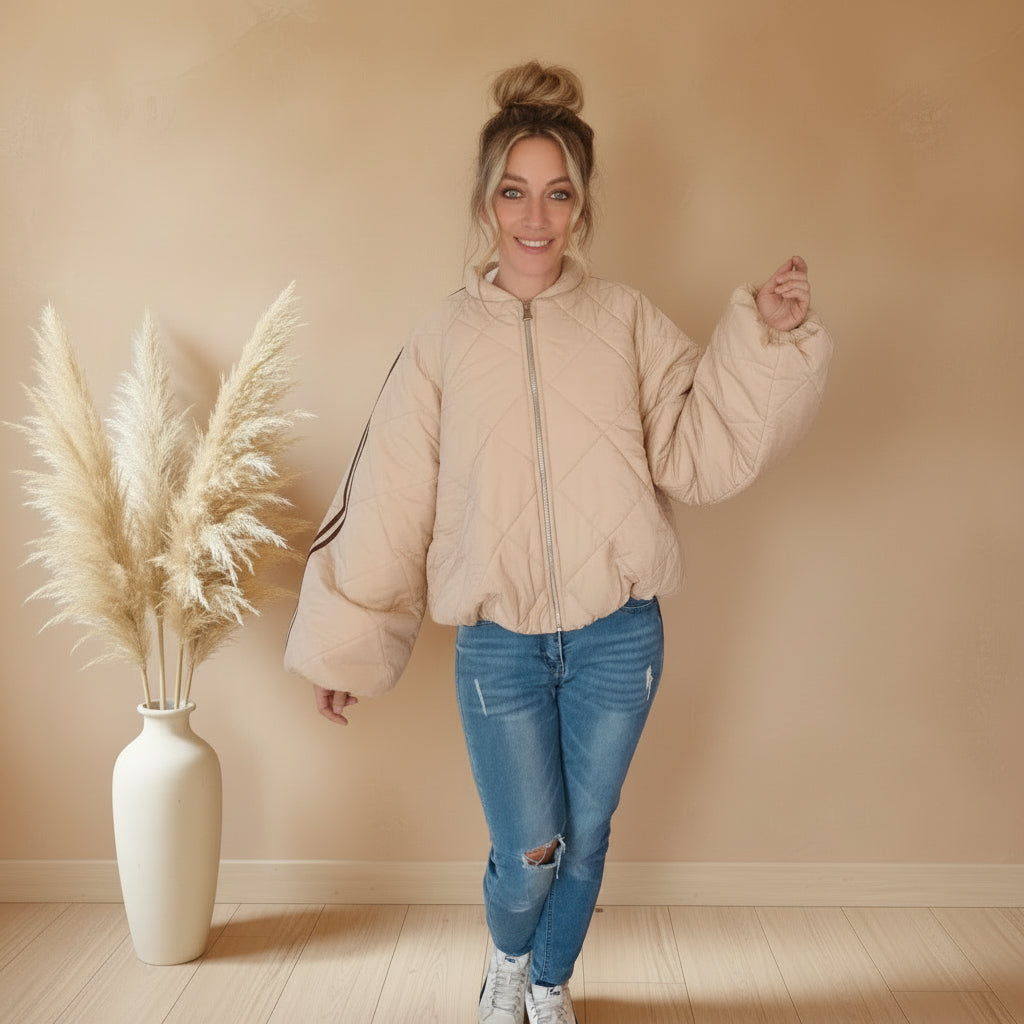 Oversize Damen Steppjacke in Beige mit schwarzen Doppelstreifen an den Ärmeln, Frontansicht