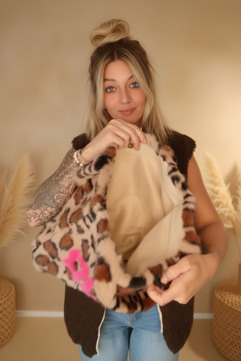 Shopper Happy Leo Beige – getragener Leo-Shopper, Lifestyle-Aufnahme