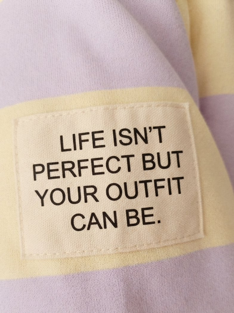 Oversize Streifen-Sweater – Detailansicht Patch „Life isn't perfect but your outfit can be"