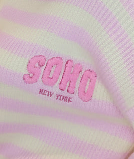 Detail SOHO New York Patch auf Oversize Cardigan rosa- pastellgelb  Streifen – Made in Italy