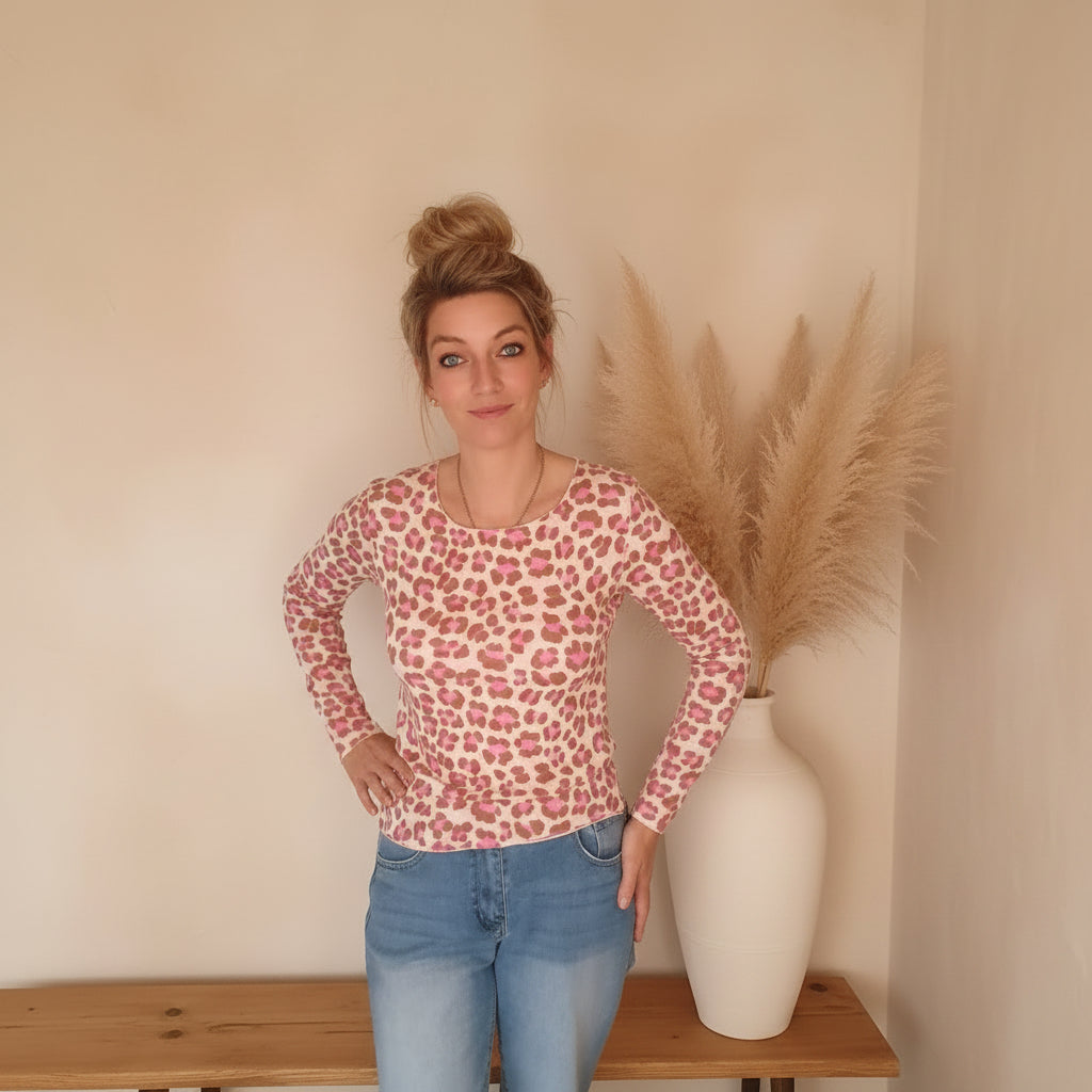 Langärmliges Leo-Oberteil in Rosa und Braun mit Händen in der Taille
