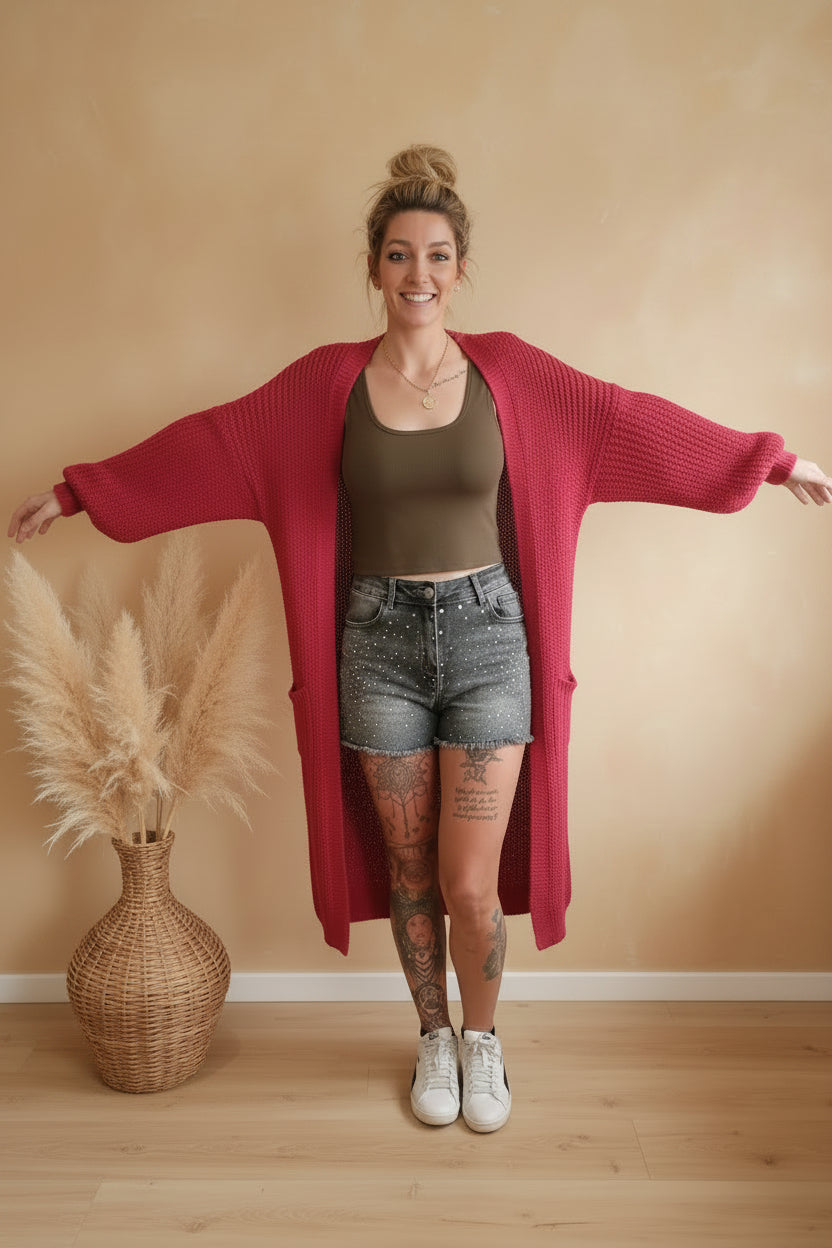 Strickmantel Damen lang Beerenrot Ganzkörper Frontansicht – Oversized Cardigan Longline Pampas Boho
