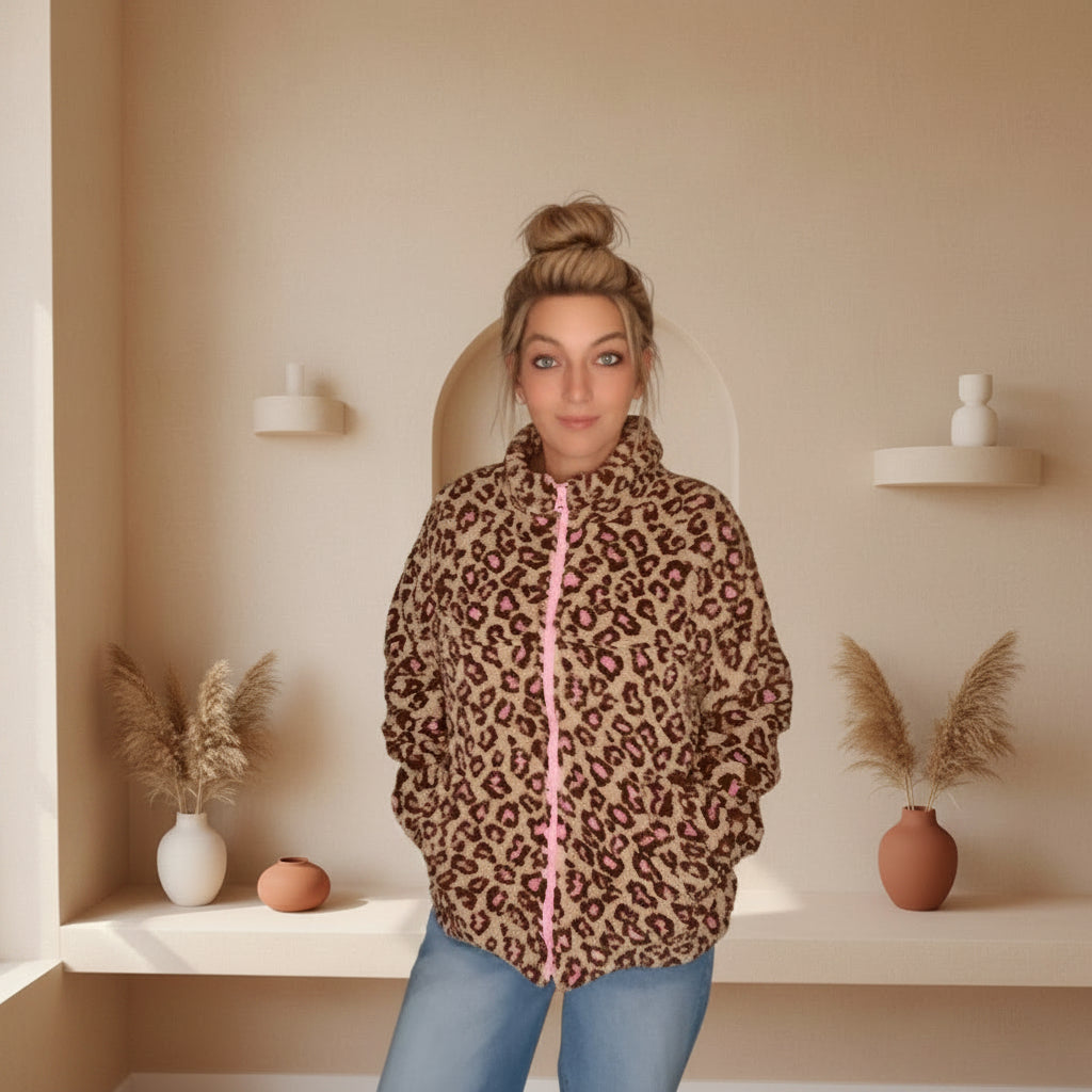 Damenmodel zeigt eine braun-beige Leo-Jacke mit Animal-Print und langen Ärmeln in Frontansicht.