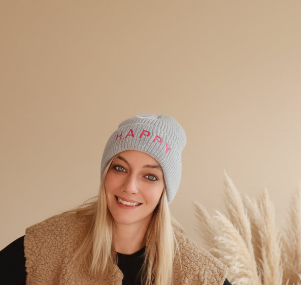 Hellblaue HAPPY Beanie für Damen in Seitenansicht mit rotem Schriftzug und gerippter Struktur