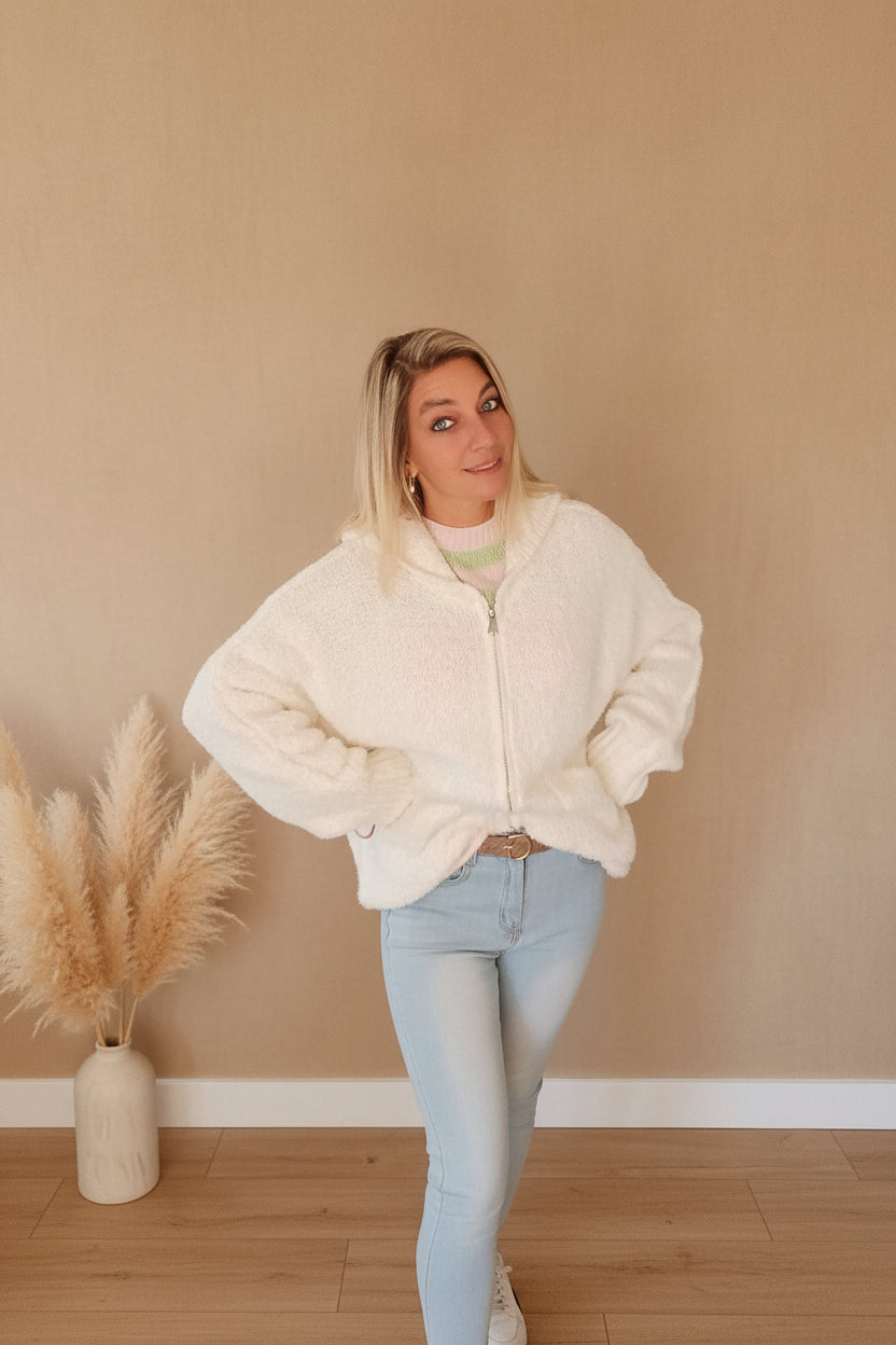 Teddy Jacke Damen weiß – Frontansicht mit Sonnenlicht, Alpaka-Mix, kuschelig weich