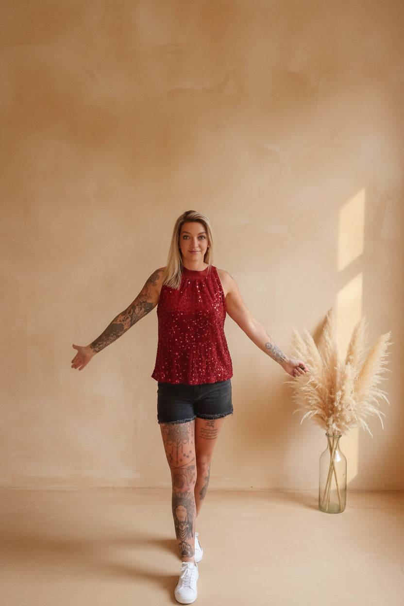 Glamour Pailletten-Top Bordeaux – Ganzkörper-Shot Arme ausgebreitet, Passform sichtbar