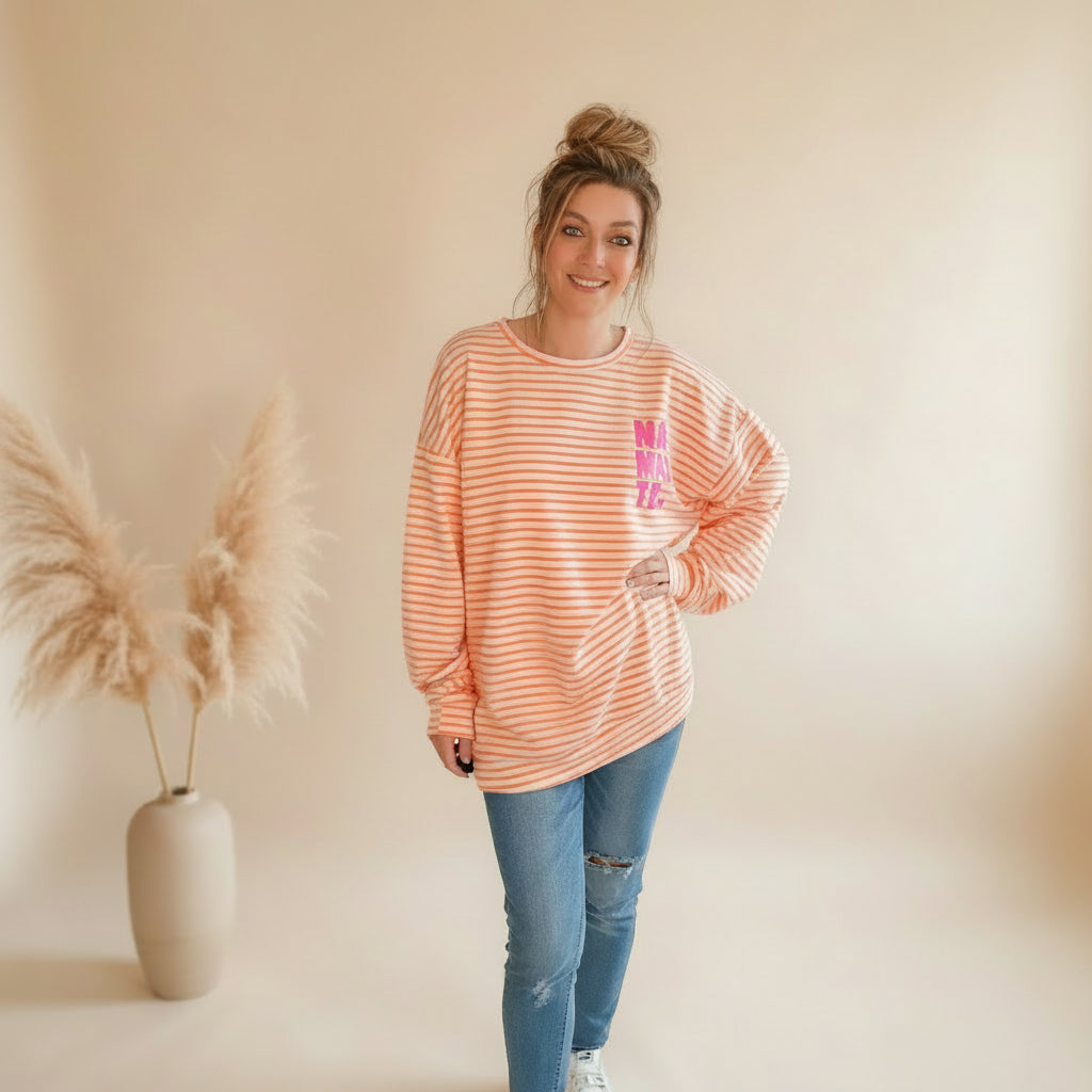 Peach-weiß gestreiftes Oversize-Sweatshirt für Damen mit pinkem NAMASTE-Schriftzug