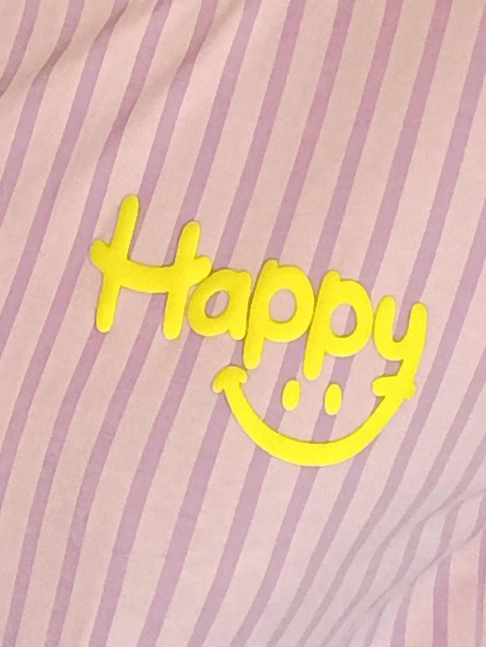 Detail-Shot Happy Smiley-Print Neon-Gelb auf Lila-Lavendel Streifen-Stoff – SK-Style T-Shirt