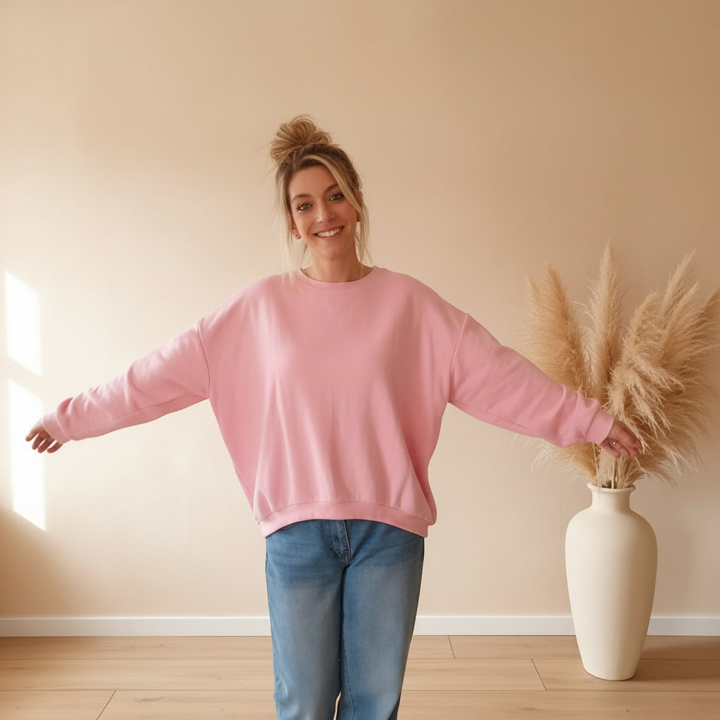 Rosa PARADISE-Sweatshirt mit langen Ärmeln, frontale Stylingansicht am Model mit ausgestreckten Armen