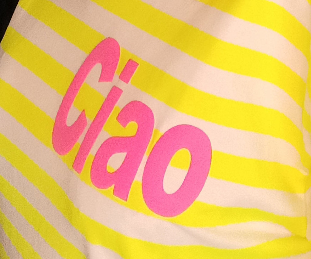 Gelb-weiß gestreiftes Boho-Luxe Oberteil aus weichem Stoff mit pinkem Ciao-Schriftzug.