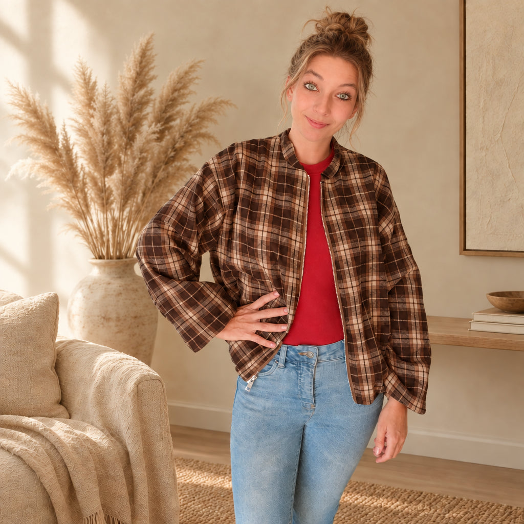 Braun-beige karierte Damenjacke offen über einem weißen Oberteil, Styling-Ansicht