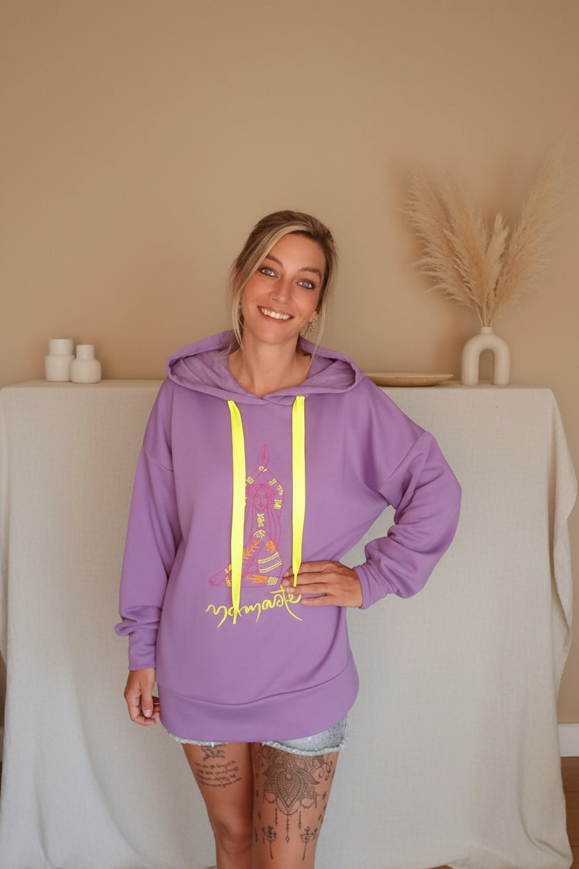 Lila Boho-Luxe Oversize-Hoodie aus weichem Stoff mit gelbem Print-Detail.