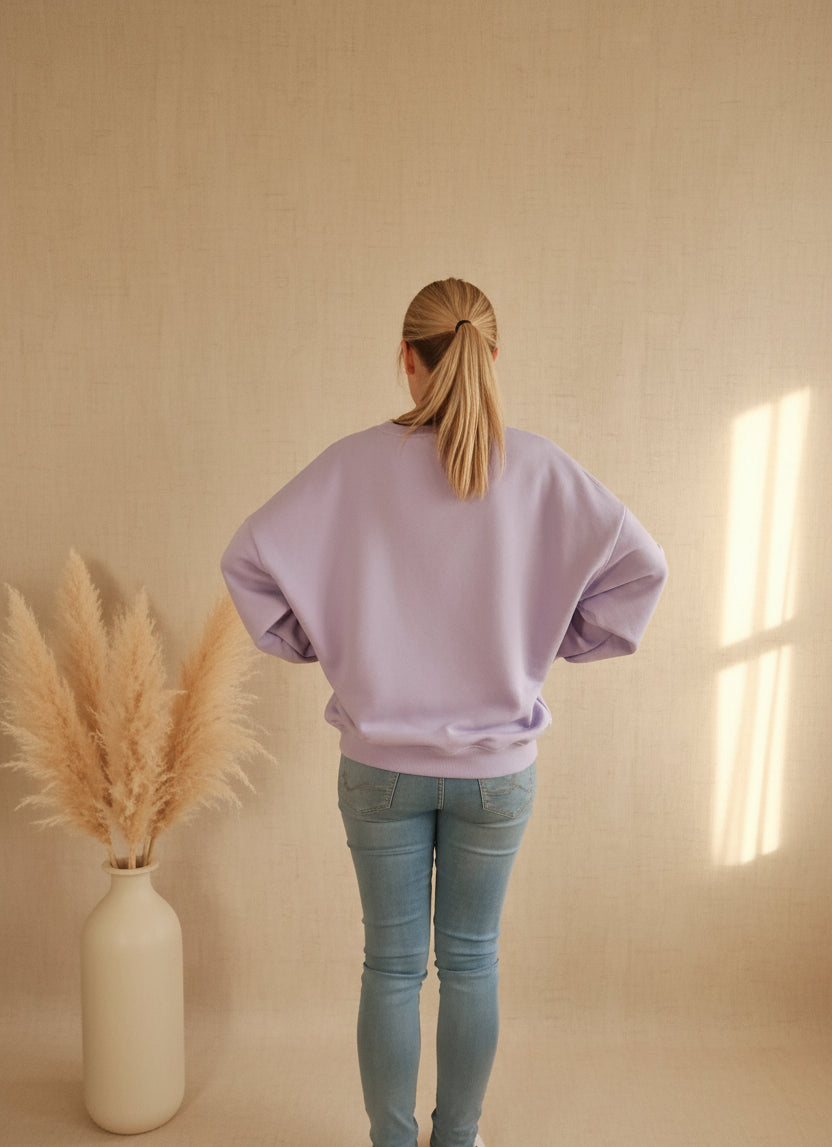 SOHO Pullover Damen Lavendel – Rückenansicht Hände in Hüften Boho Interior