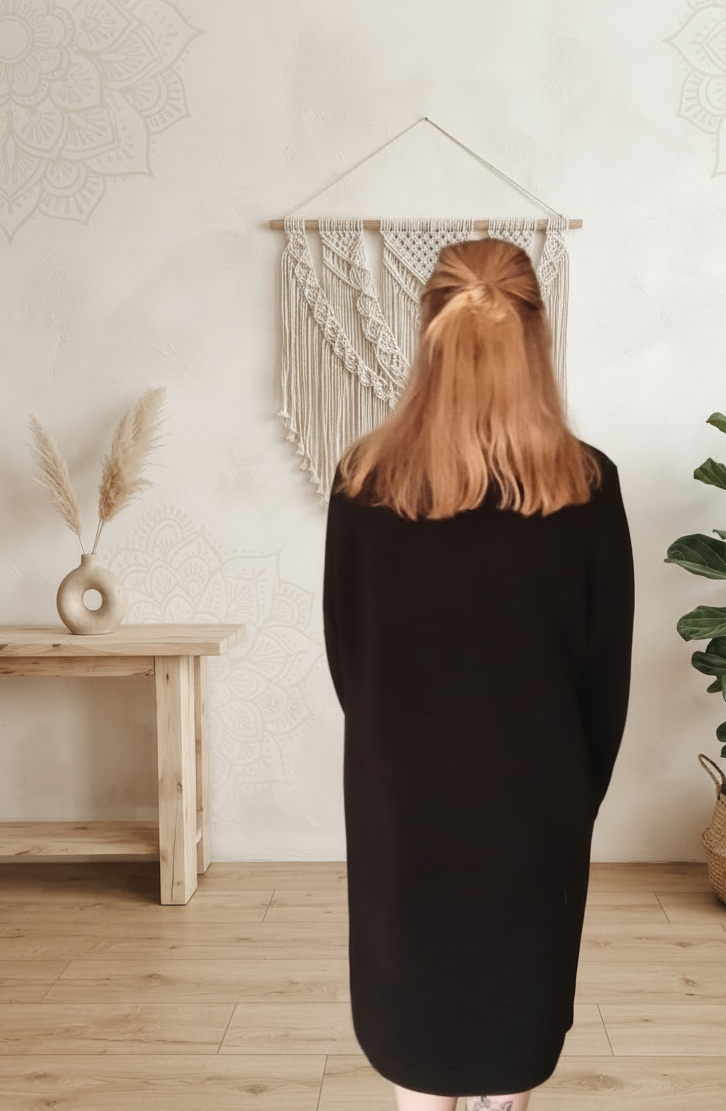 Teddy-Mantel Damen in Beige – Frontansicht, geschlossen, Boho-Interieur mit Pflanze und Makramee