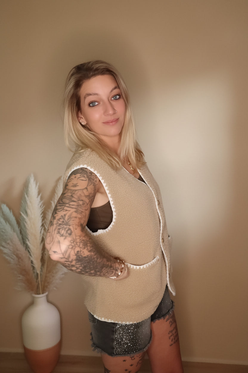 Bouclé Weste Damen Creme – Boho Luxe Gilet S/M, lässige Seitenansicht mit Jeans-Short
