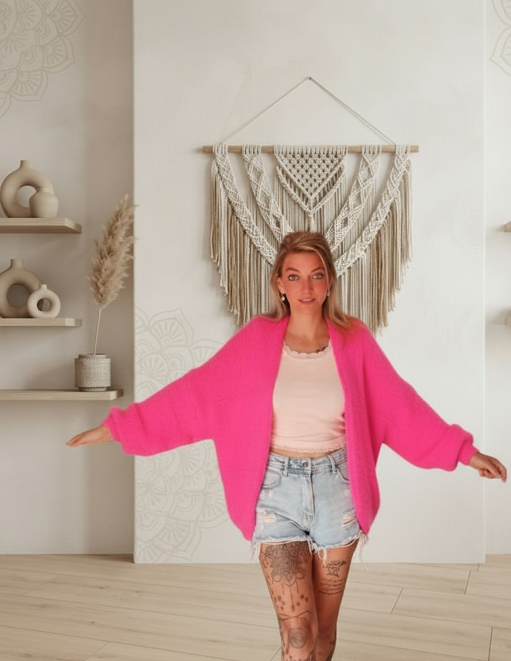 Oversize Cardigan Pink Damen – Boho-Luxe Styling mit Jeans-Shorts, Frontansicht