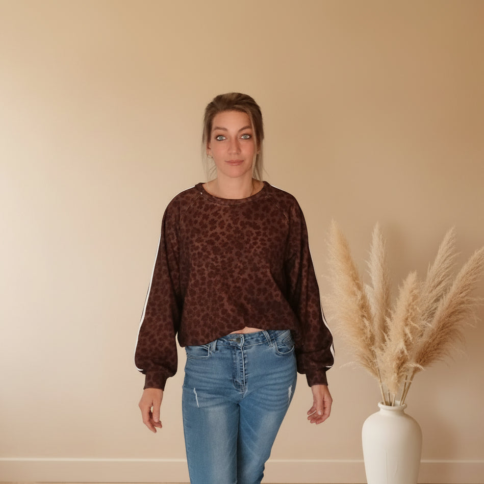 Frontansicht braunes Leo Sweatshirt Damen mit weißen Doppelstreifen an den Ärmeln