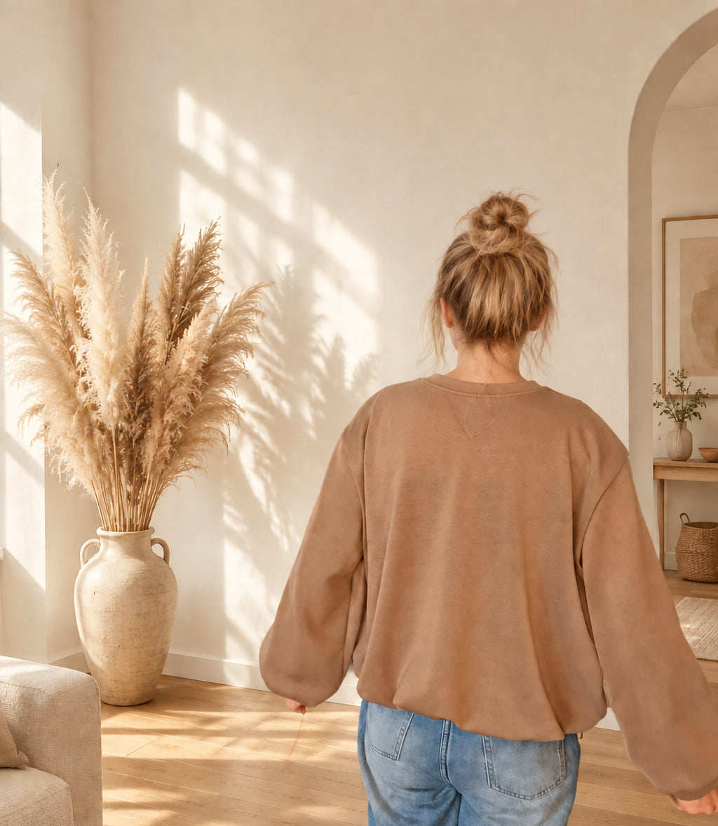Schräge Rückansicht des Damen-Sweatshirts in Taupe mit weitem Ärmel und überschnittener Schulter.