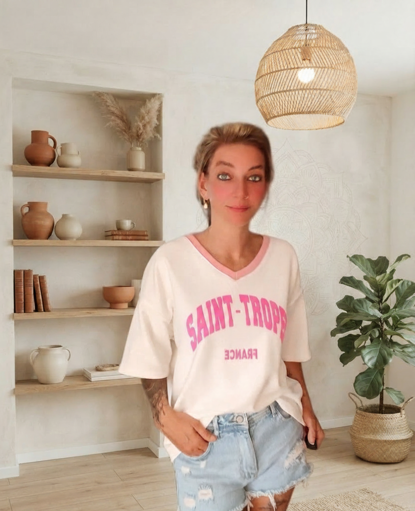Boho-Luxe Outfit: Weißes T-Shirt mit rosa Saint-Tropez-Aufdruck und hellblaue Jeans