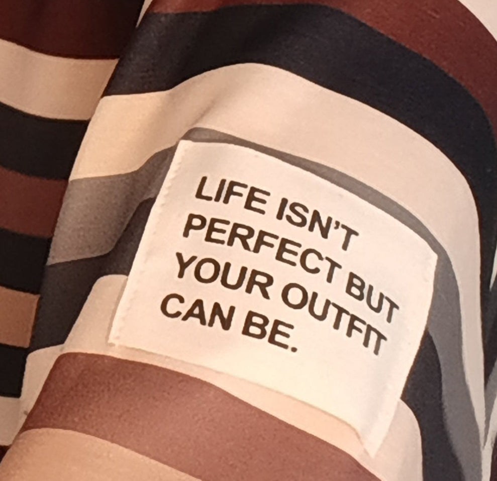 Ärmel-Patch am gestreiften Damenoberteil mit der Aufschrift „Life isn't perfect but your outfit can be.“