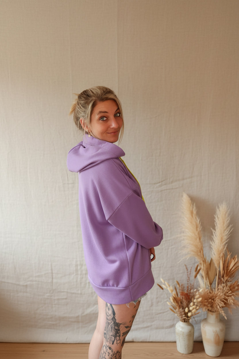 Boho-Luxe lila Oversize-Hoodie aus weichem Baumwollstoff für Damen.