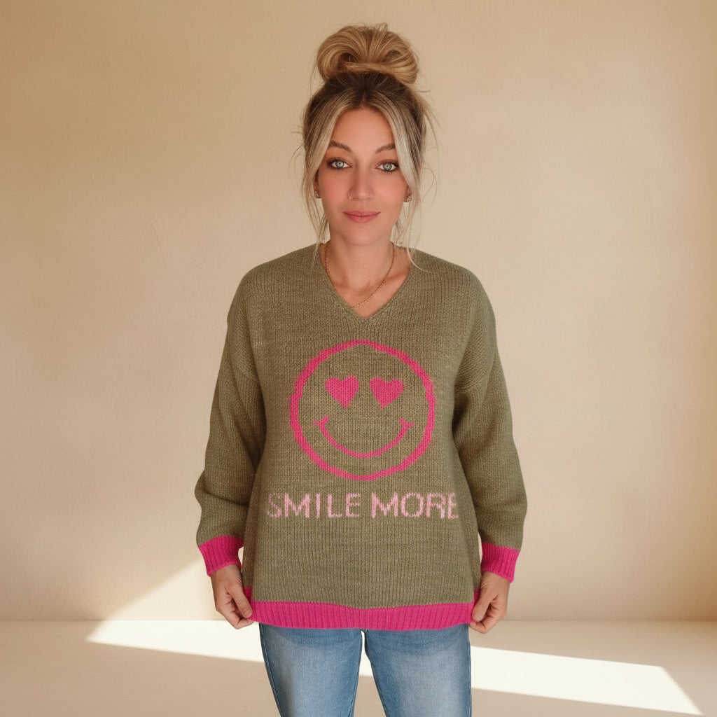 Zwillingsherz Strickpullover Damen in Olivgrün mit pinkem Smiley-Motiv und Herzchen-Augen, Frontansicht am Model