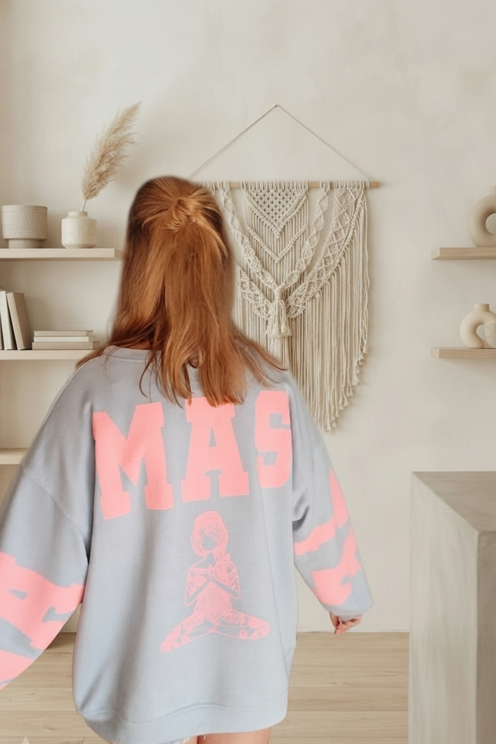 Hellblauer Oversize-Sweatshirt aus weichem Baumwollstoff mit pinkem Grafikprint im Boho-Luxe-Stil.