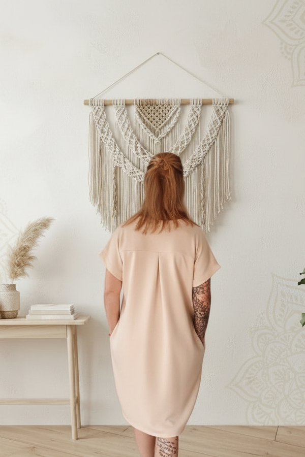 Boho-Luxe hellbeiges Kleid aus weichem Stoff, Rückansicht in stilvollem Ambiente.