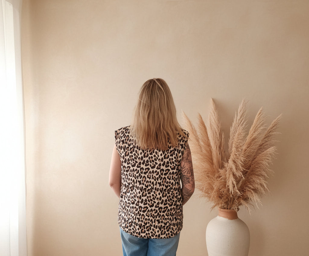 Rückansicht einer Damen-Wendeweste Leo Teddy mit Leo-Print