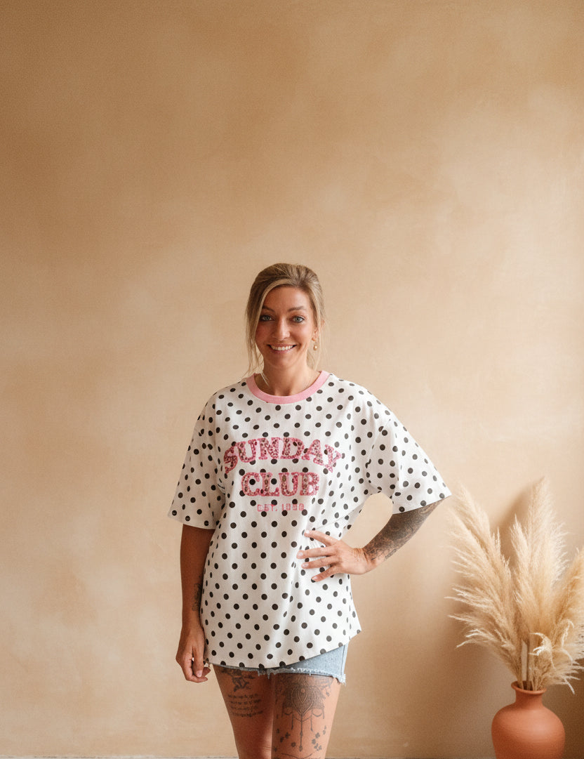 Boho-Luxe weißes Polka-Dot T-Shirt aus Baumwolle mit rosa Akzenten.