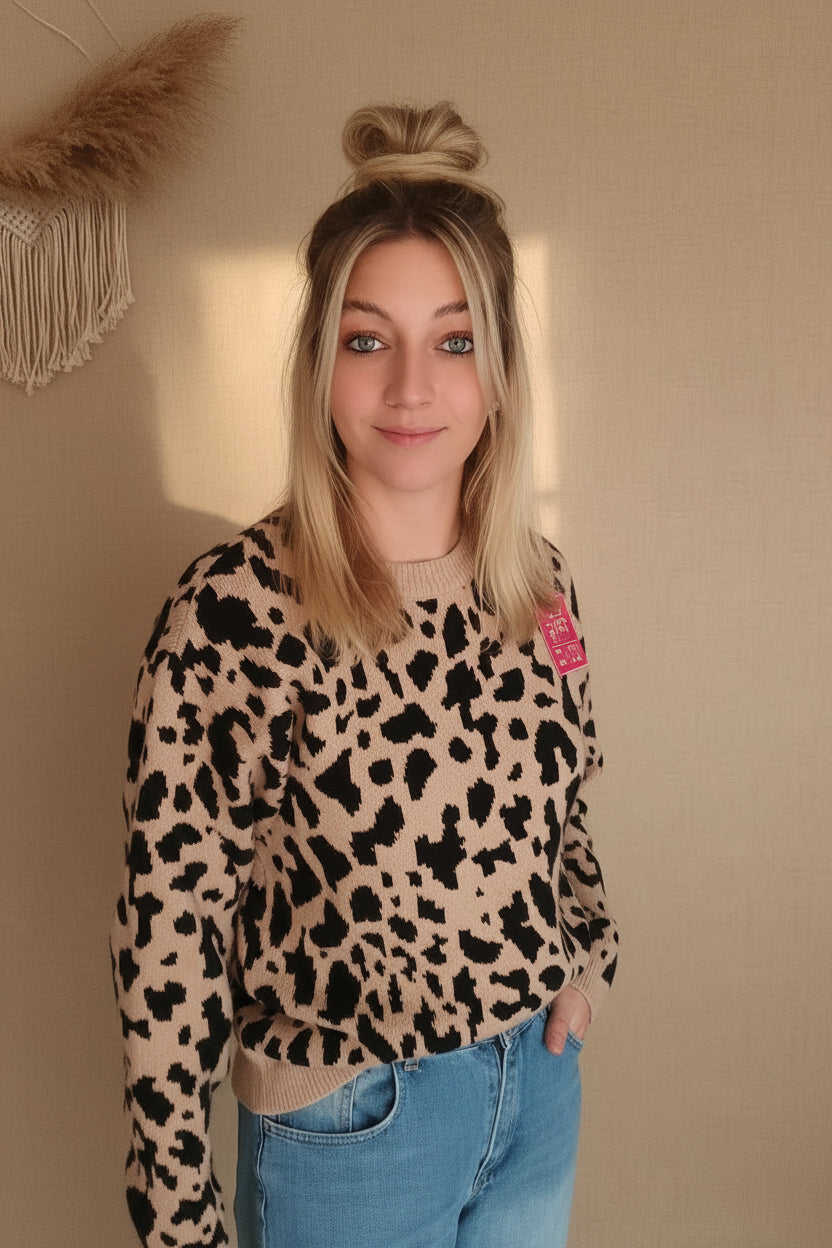 Zwillingsherz Leo-Pullover Damen Beige mit Leopardenmuster, komplette Frontansicht am Model