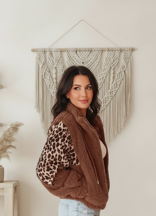 Boho-Luxe Damenjacke aus braunem Teddyfell mit Leopardenmuster-Ärmeln.