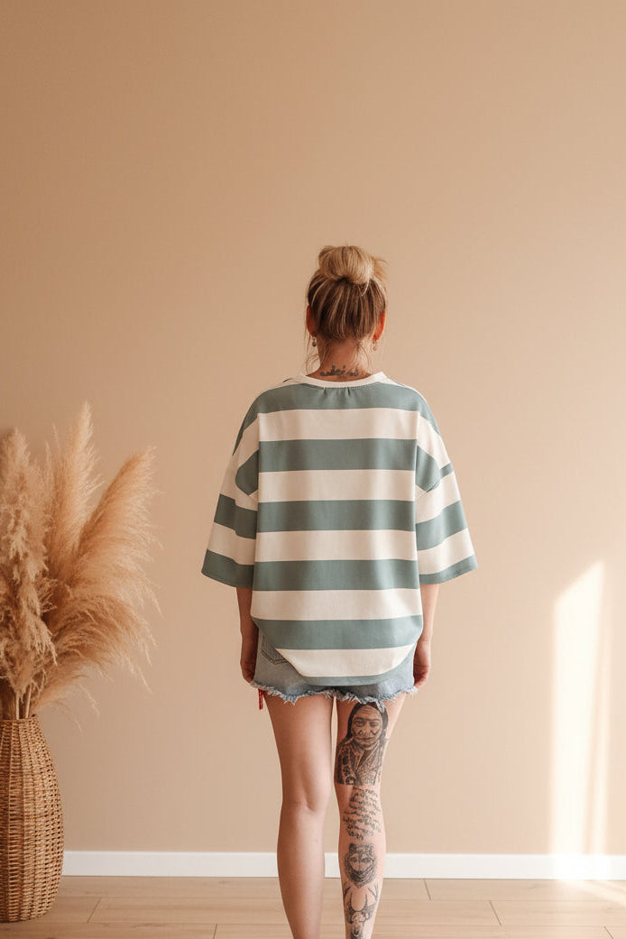 Boho-Luxe gestreiftes Damen-T-Shirt in Salbeigrün und Creme aus weichem Baumwollstoff.