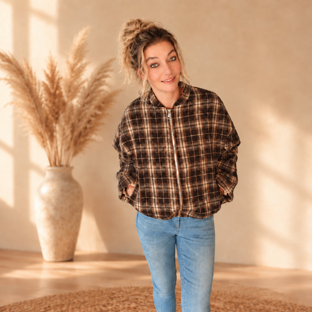 Braun-beige karierte Damenjacke mit Kragen und Reißverschluss, gerade Frontansicht am Model