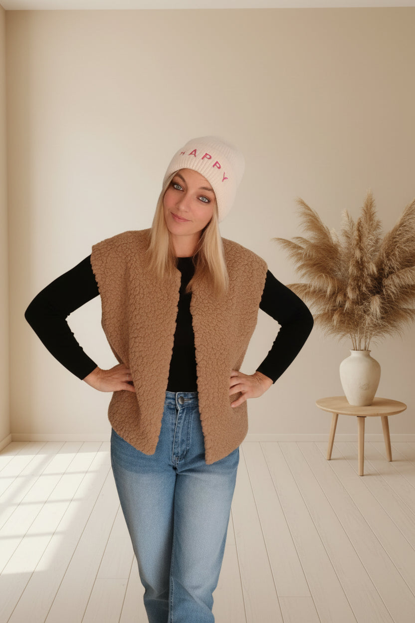 Detailansicht der cremefarbenen Damen-Beanie mit rotem HAPPY-Schriftzug und gerippter Krempe