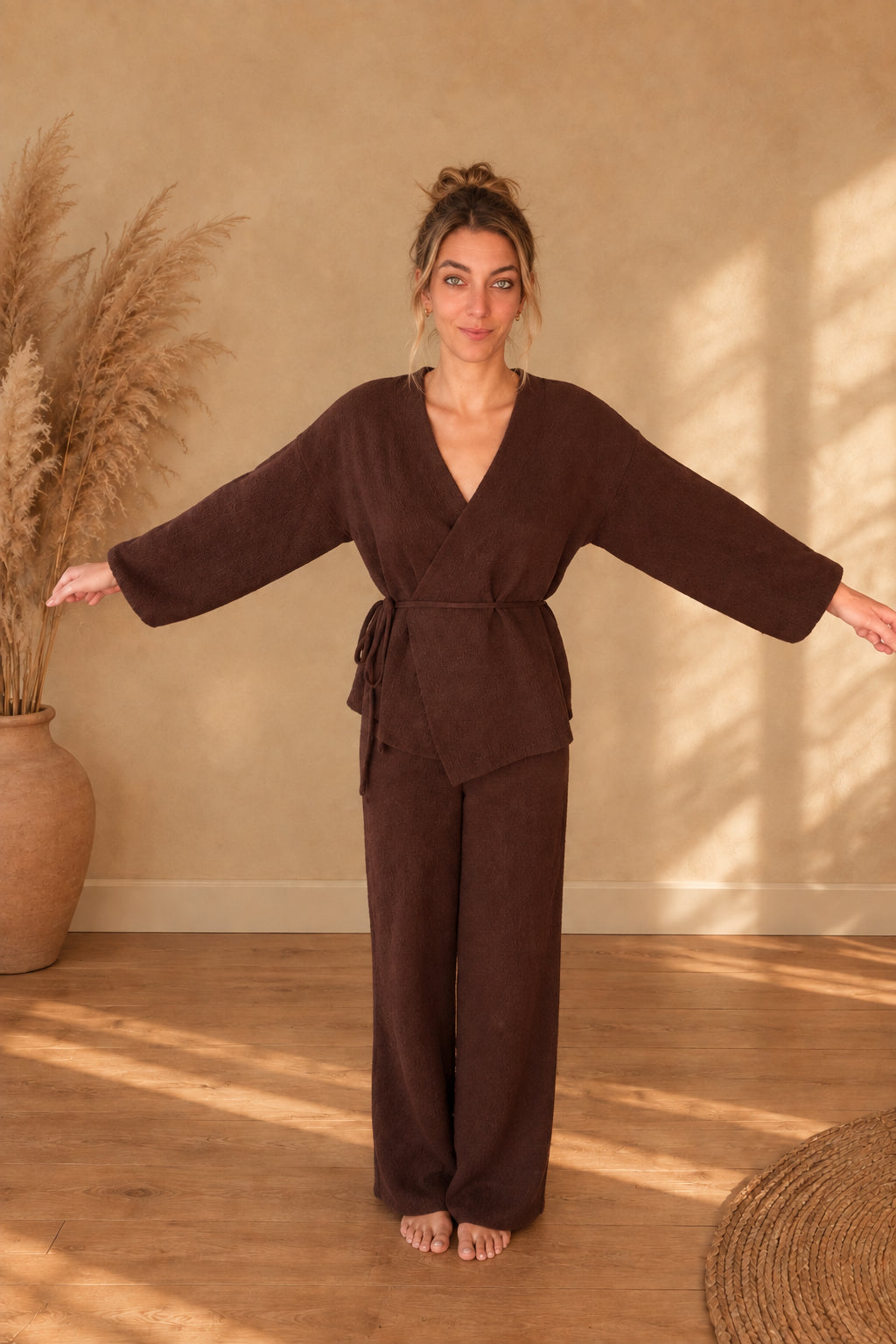 Braunes Strickset, Styling-Shot mit ausgebreiteten Armen, One Size