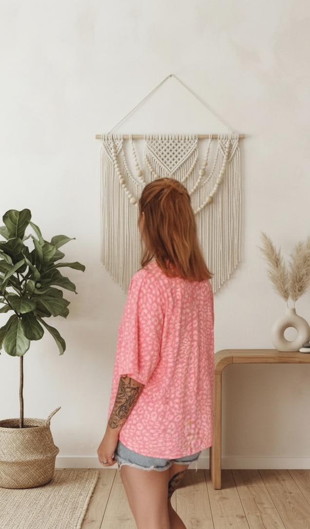 Boho-Luxe rosa Leinenoberteil mit Leopardenmuster für Damen.