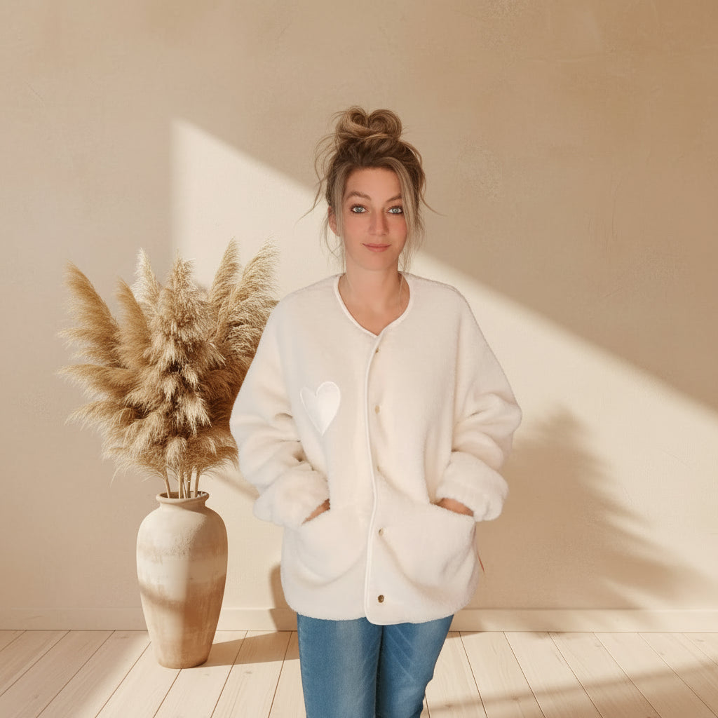 Teddyjacke Damen Creme – Detailansicht Knöpfe und Herzapplikation