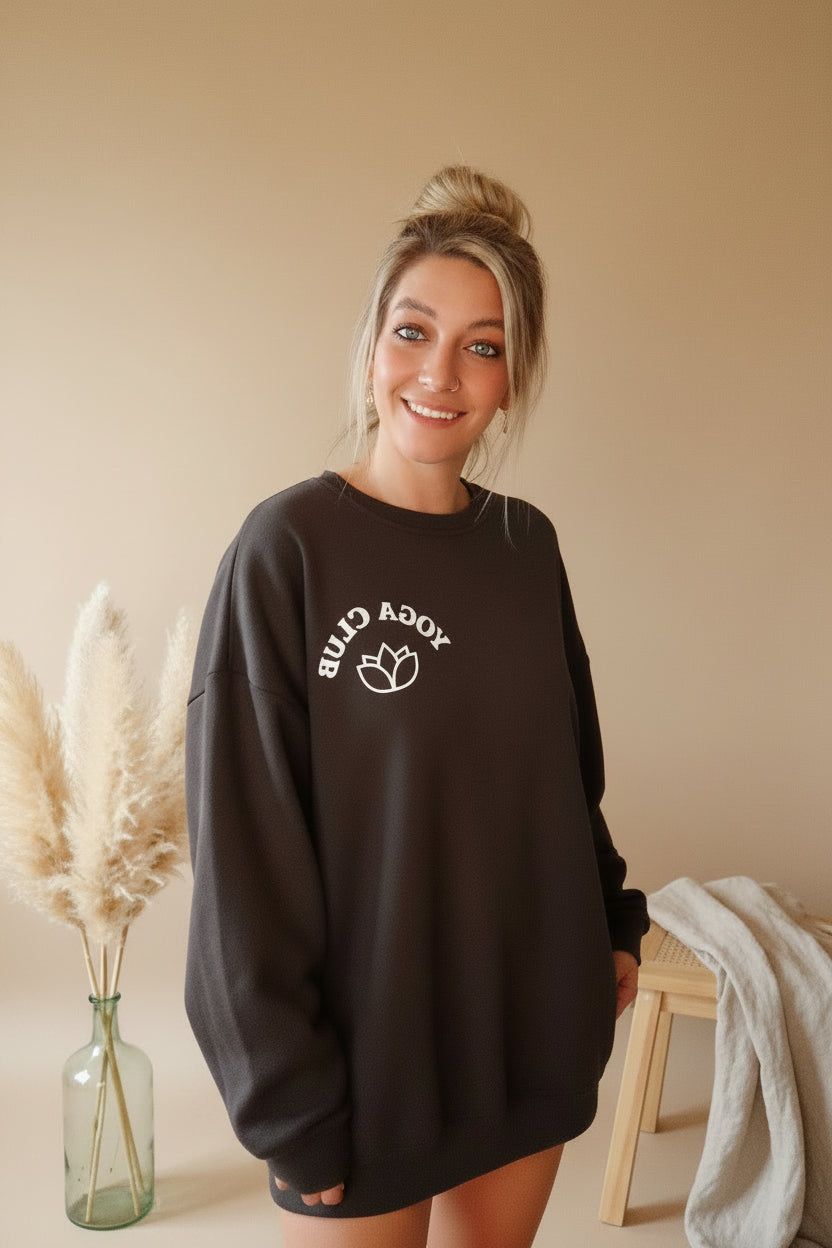 Boho-Luxe schwarzer Oversize-Sweatshirt aus weichem Baumwollstoff mit Lotus-Print.