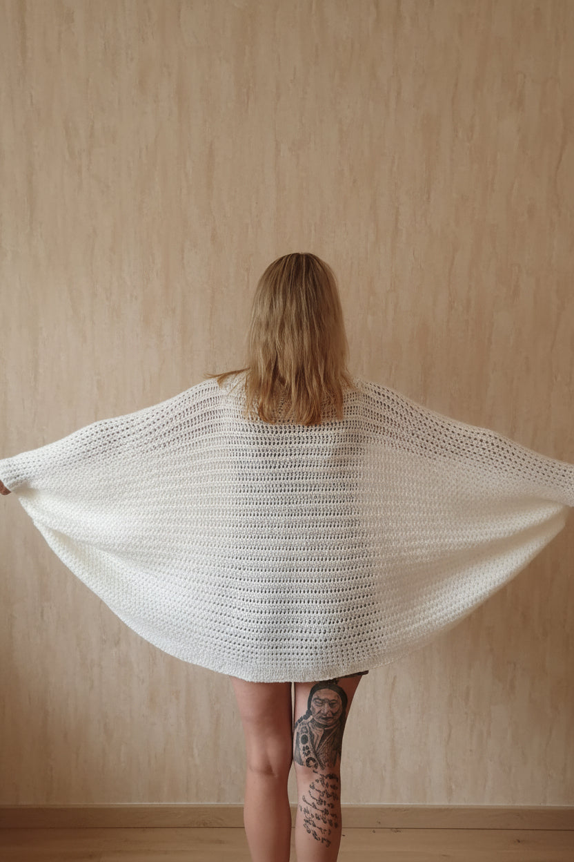 Boho Cardigan creme – Lifestyle Frontansicht, warmer Hintergrund