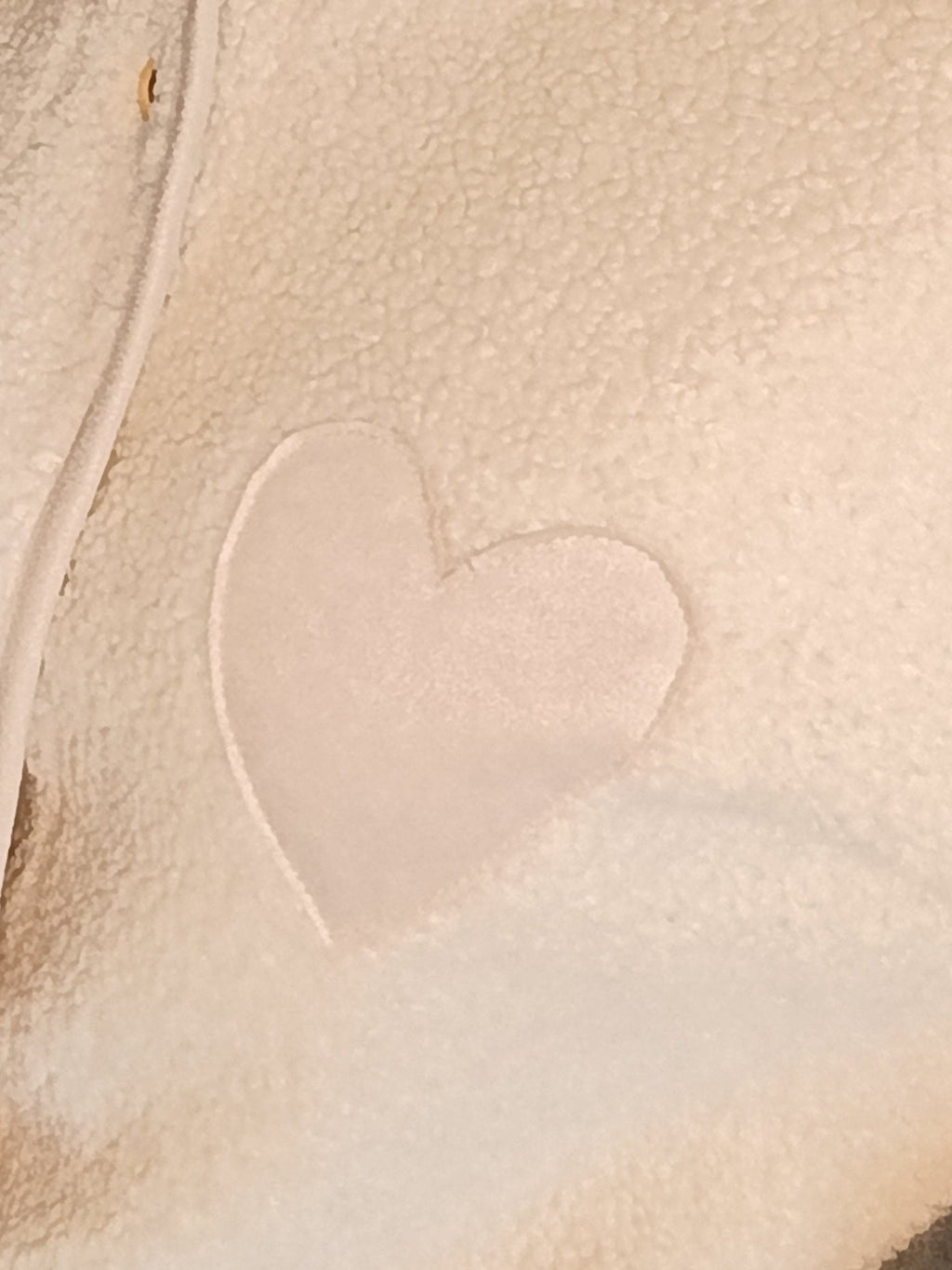 Teddyjacke Damen Weiß – Detailansicht Herzapplikation Brust