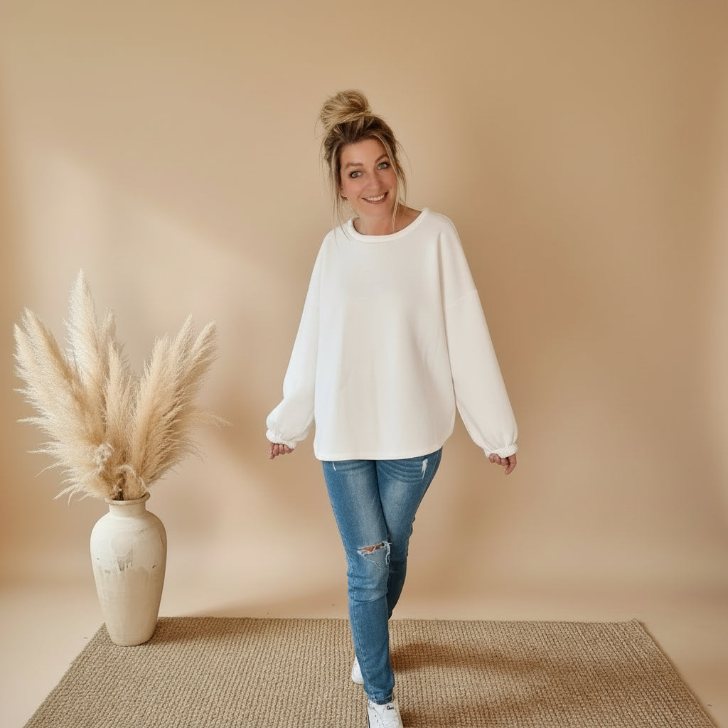 Oversize Sweatshirt Damen weiß – lässige Frontansicht, Haare hochgesteckt, Boho-Wohnambiente