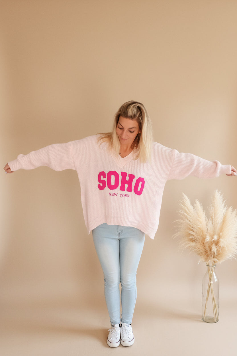 SOHO New York Strickpullover Rosa – Frontansicht Arme ausgebreitet, Oversized-Fit, weiße Sneaker
