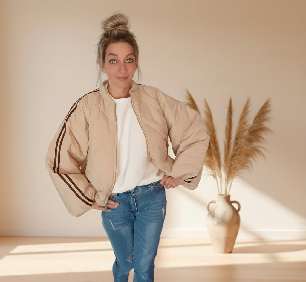 Oversize Damen Steppjacke Beige mit Reißverschluss und schwarzen Ärmelstreifen, Frontansicht