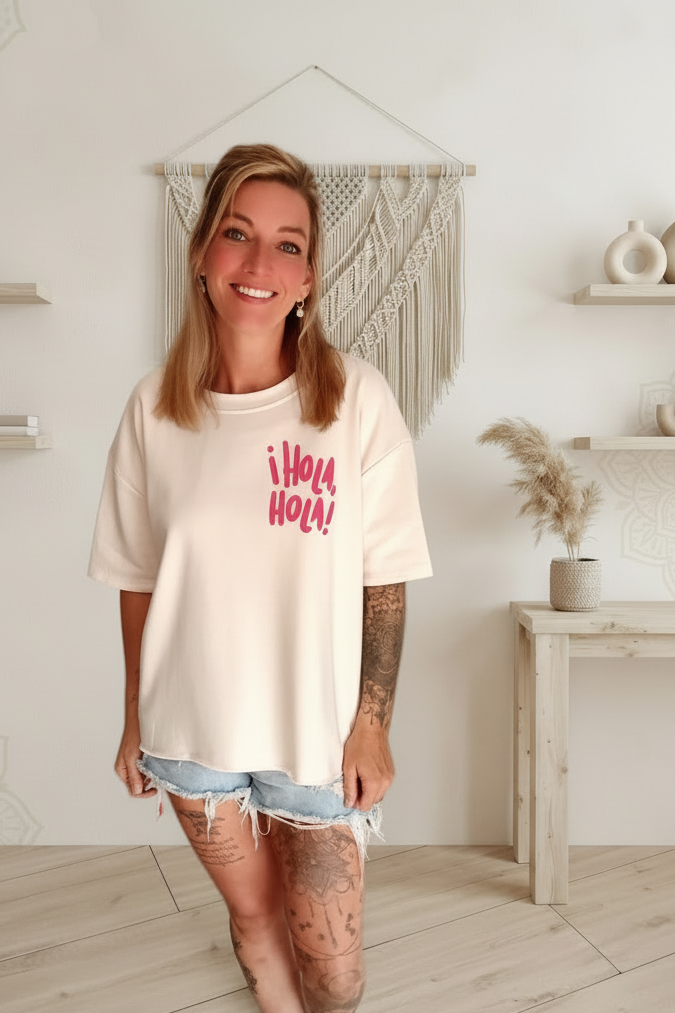 Boho-Luxe weißes Oversize-T-Shirt aus Baumwolle mit pinkem Print und Jeansshorts.