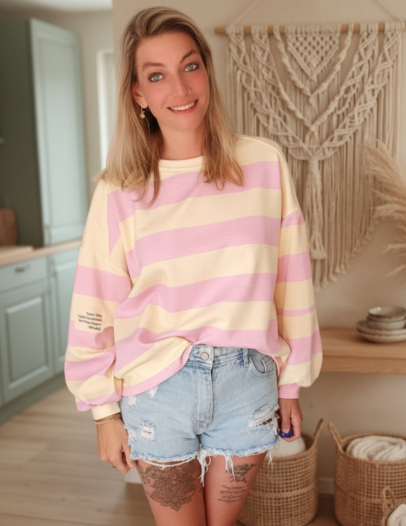 Oversize Streifen-Sweater Rosa-Creme – Frontansicht lächelnd mit Denim-Shorts, Boho Küche