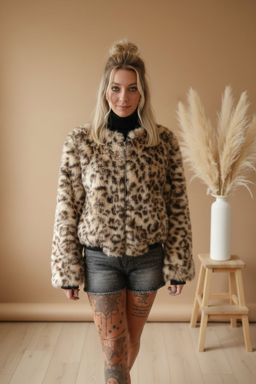 Leopard Jacke Damen schwarzer Stehkragen seitlich – Kunstfell Leo-Print Boho Styling